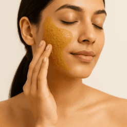 सैंडलवूड मास्क लगाने वाली महिला